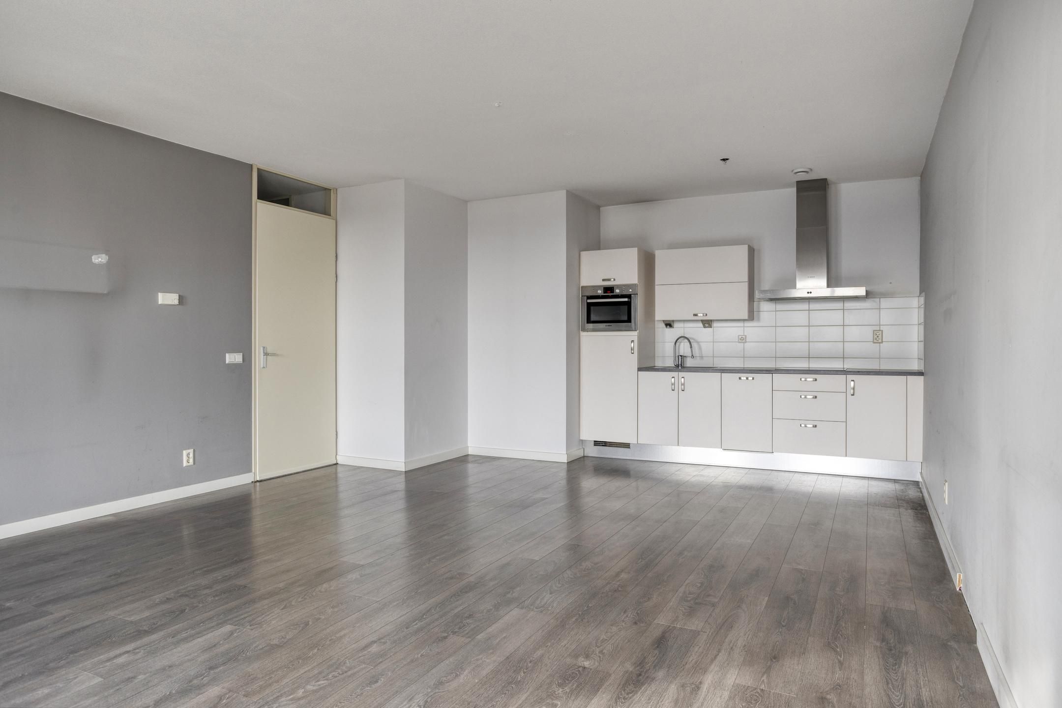 Spacious 3-Room Apartment with Double Balcony and Private Parking Near Tilburg University — 12