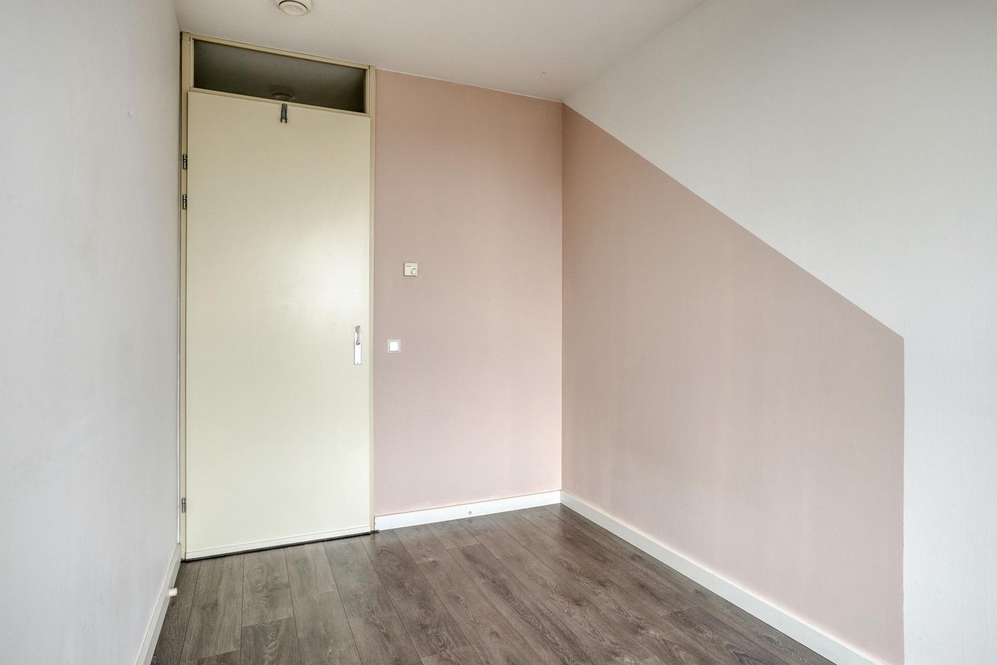Spacious 3-Room Apartment with Double Balcony and Private Parking Near Tilburg University — 20