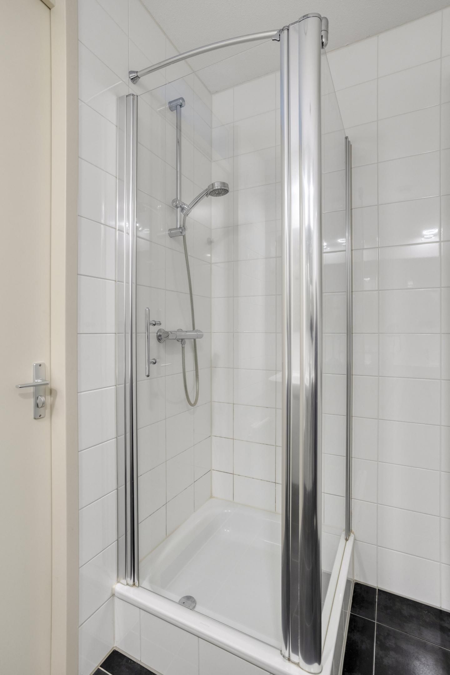 Spacious 3-Room Apartment with Double Balcony and Private Parking Near Tilburg University — 21