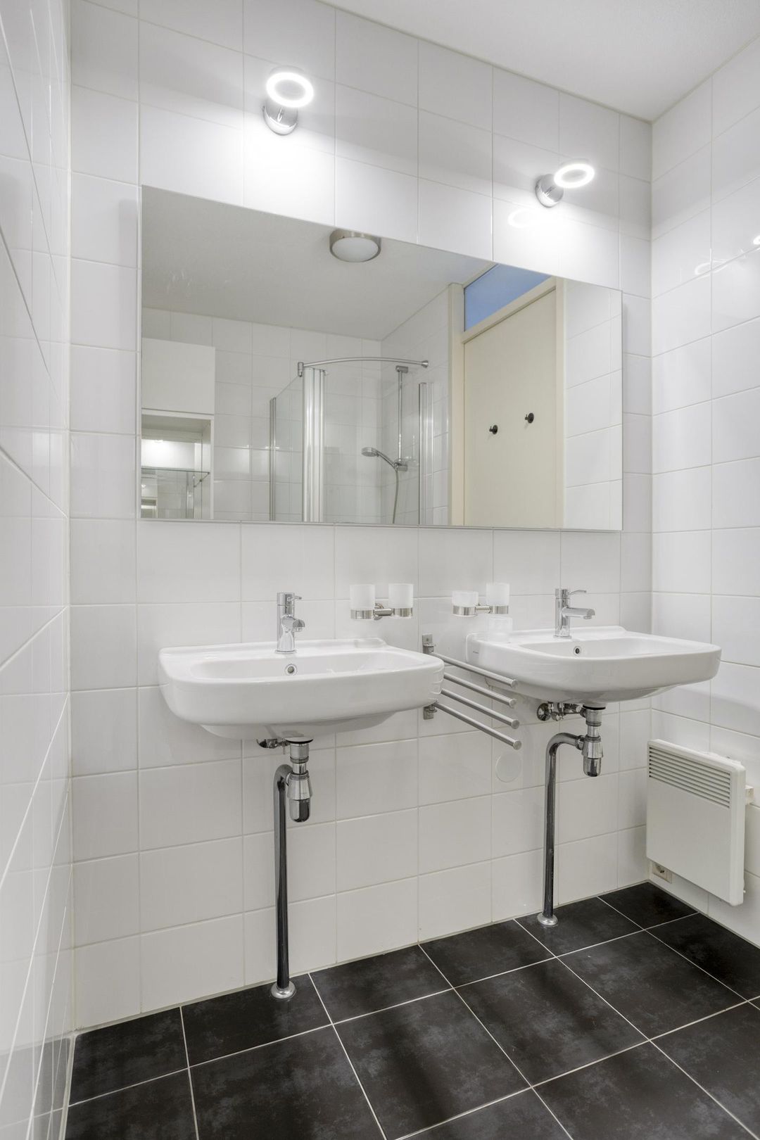 Spacious 3-Room Apartment with Double Balcony and Private Parking Near Tilburg University — 23