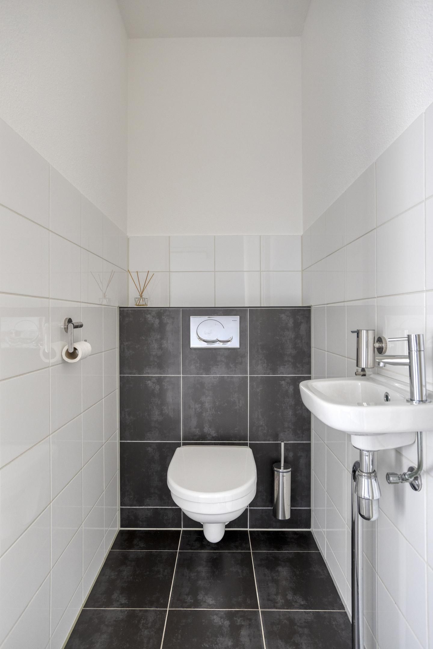 Spacious 3-Room Apartment with Double Balcony and Private Parking Near Tilburg University — 25