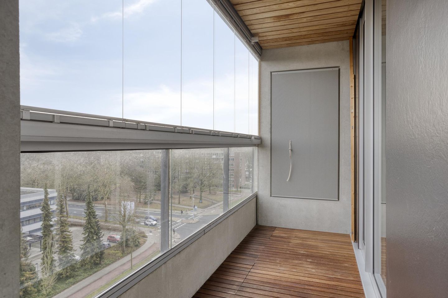 Spacious 3-Room Apartment with Double Balcony and Private Parking Near Tilburg University — 29