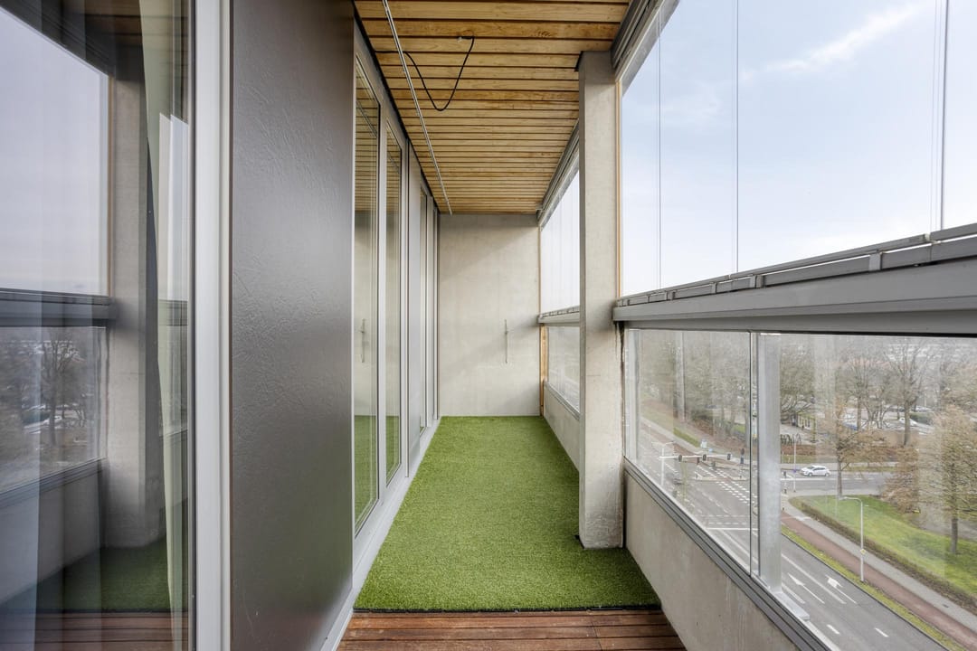 Spacious 3-Room Apartment with Double Balcony and Private Parking Near Tilburg University — 31