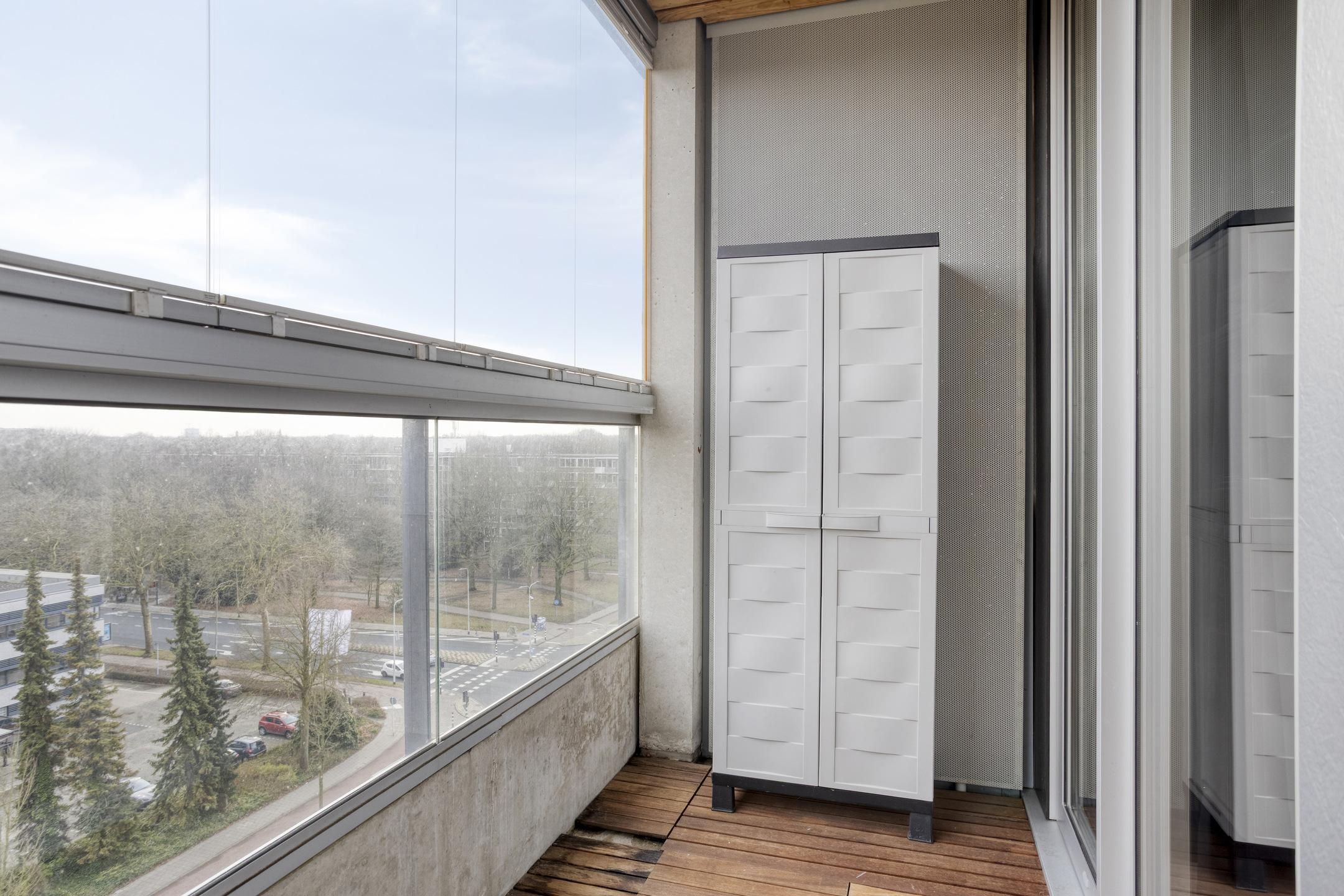 Spacious 3-Room Apartment with Double Balcony and Private Parking Near Tilburg University — 33