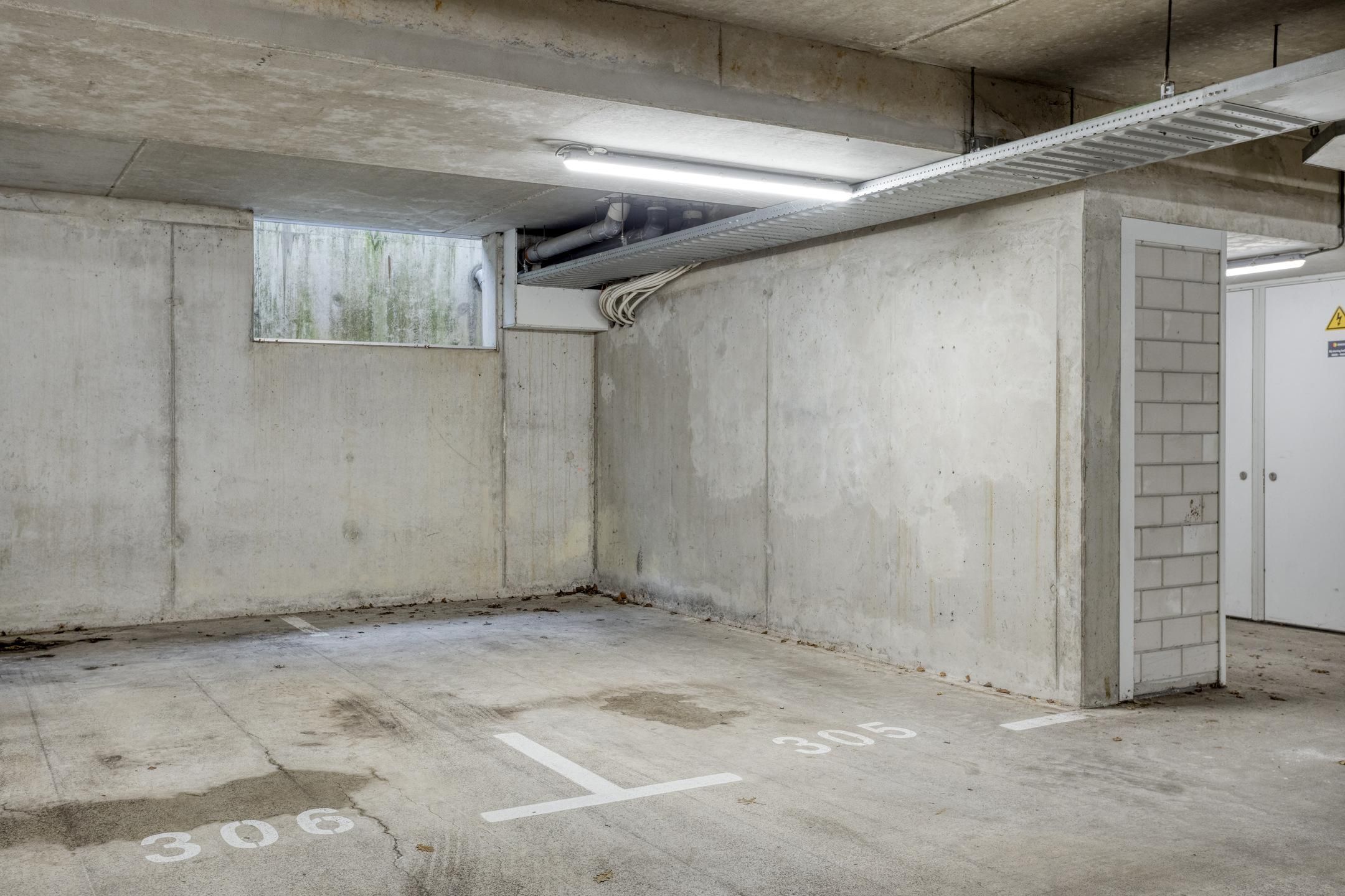 Spacious 3-Room Apartment with Double Balcony and Private Parking Near Tilburg University — 36