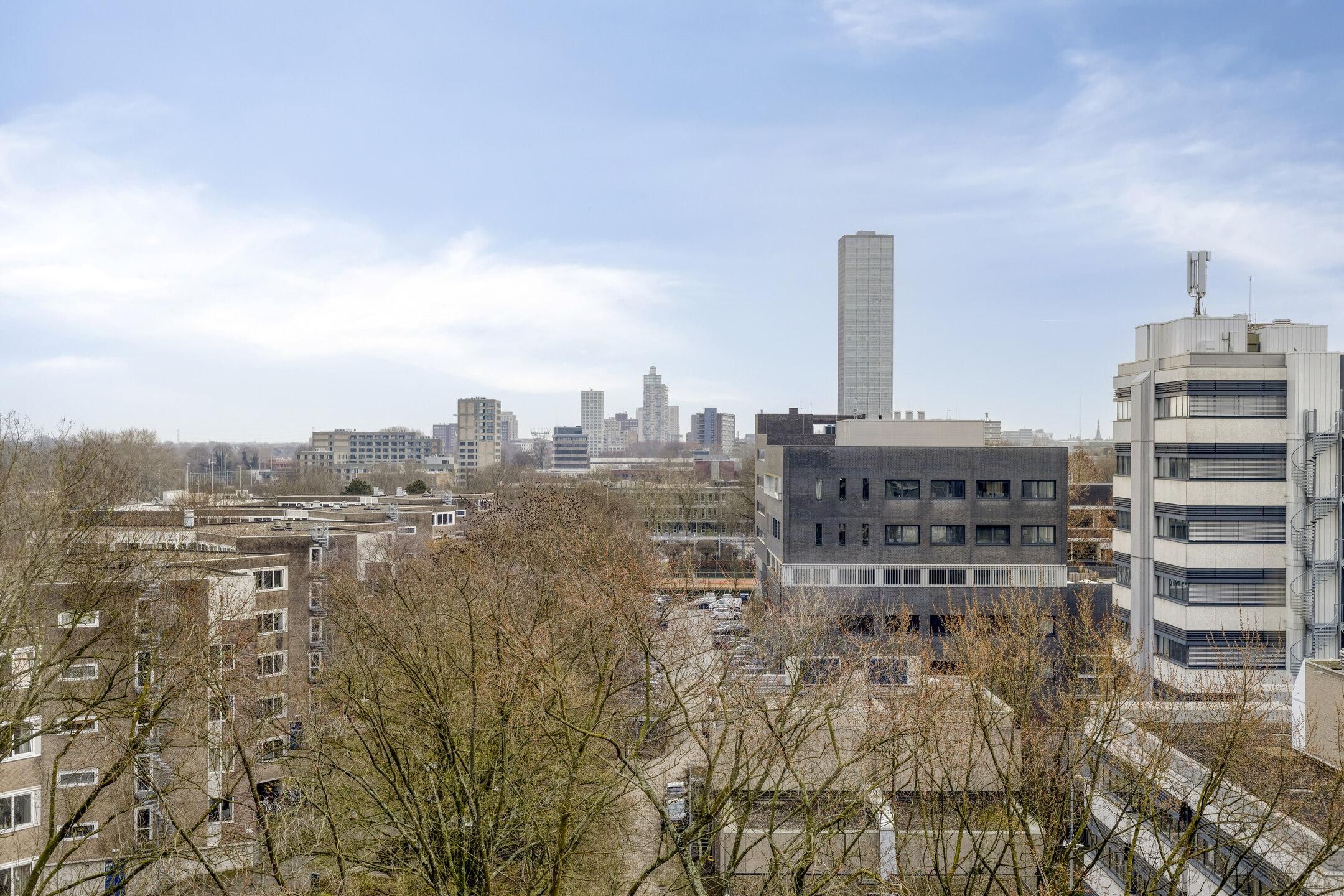 Spacious 3-Room Apartment with Double Balcony and Private Parking Near Tilburg University — 38