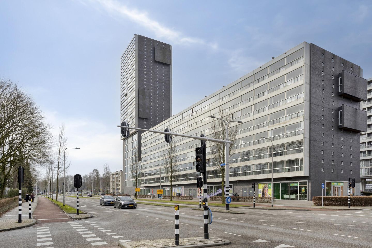 Spacious 3-Room Apartment with Double Balcony and Private Parking Near Tilburg University — 39