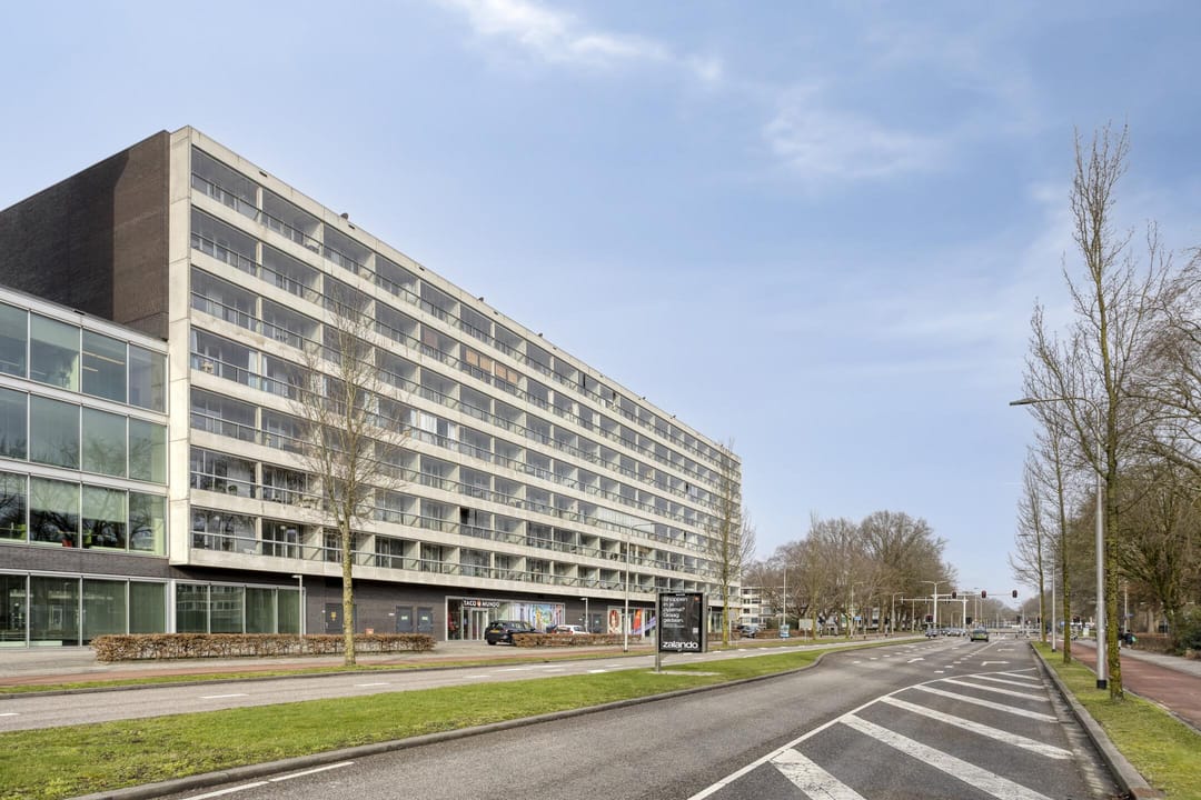 Spacious 3-Room Apartment with Double Balcony and Private Parking Near Tilburg University — 40