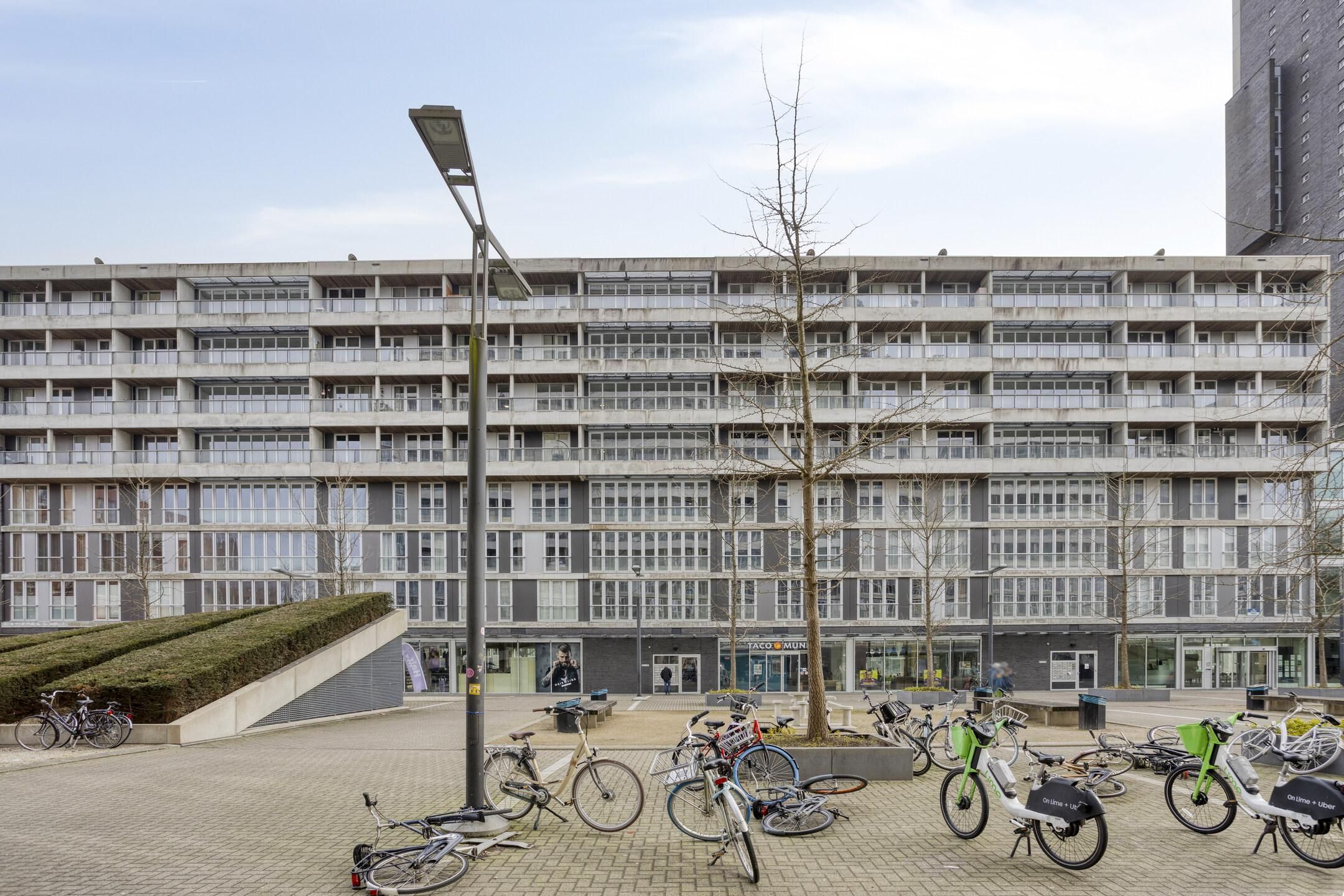 Spacious 3-Room Apartment with Double Balcony and Private Parking Near Tilburg University — 41