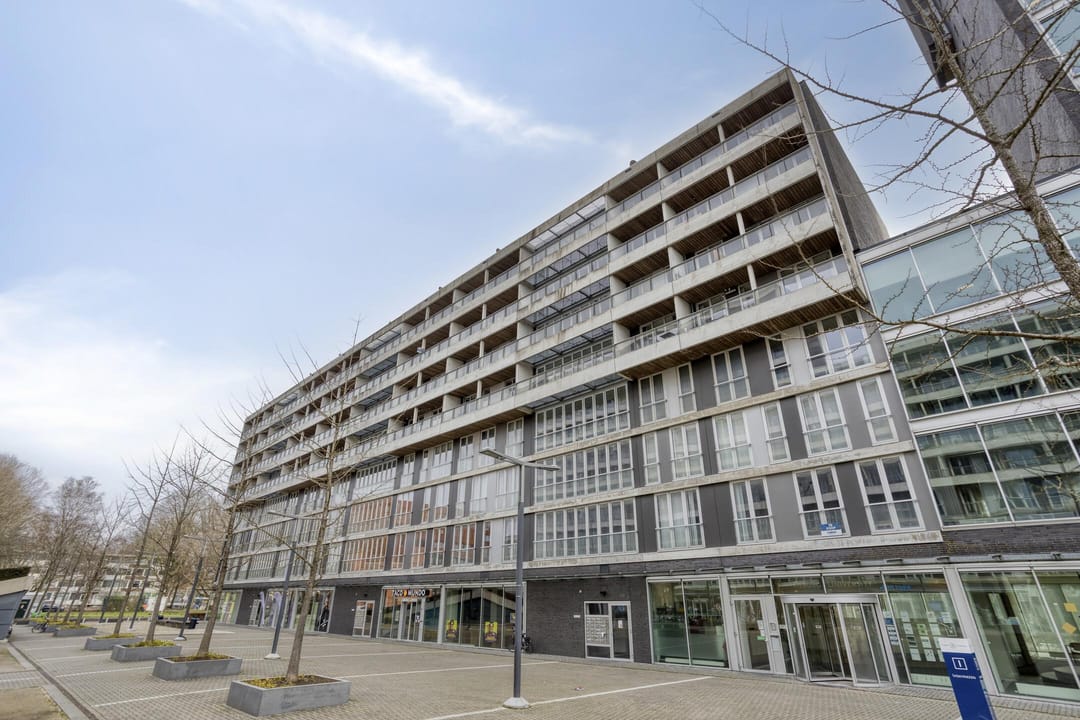 Spacious 3-Room Apartment with Double Balcony and Private Parking Near Tilburg University — 42