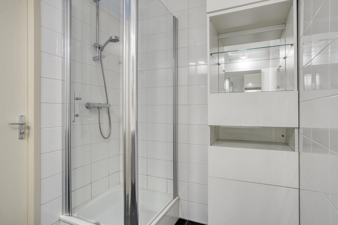 Spacious 3-Room Apartment with Double Balcony and Private Parking Near Tilburg University — 22
