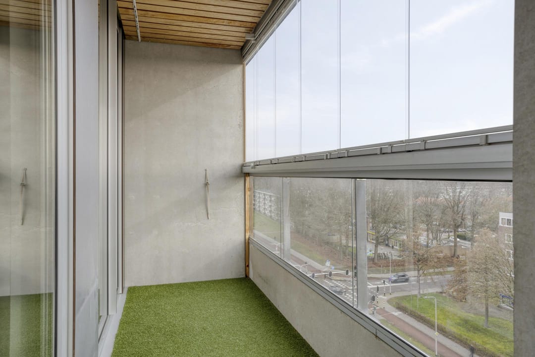 Spacious 3-Room Apartment with Double Balcony and Private Parking Near Tilburg University — 32