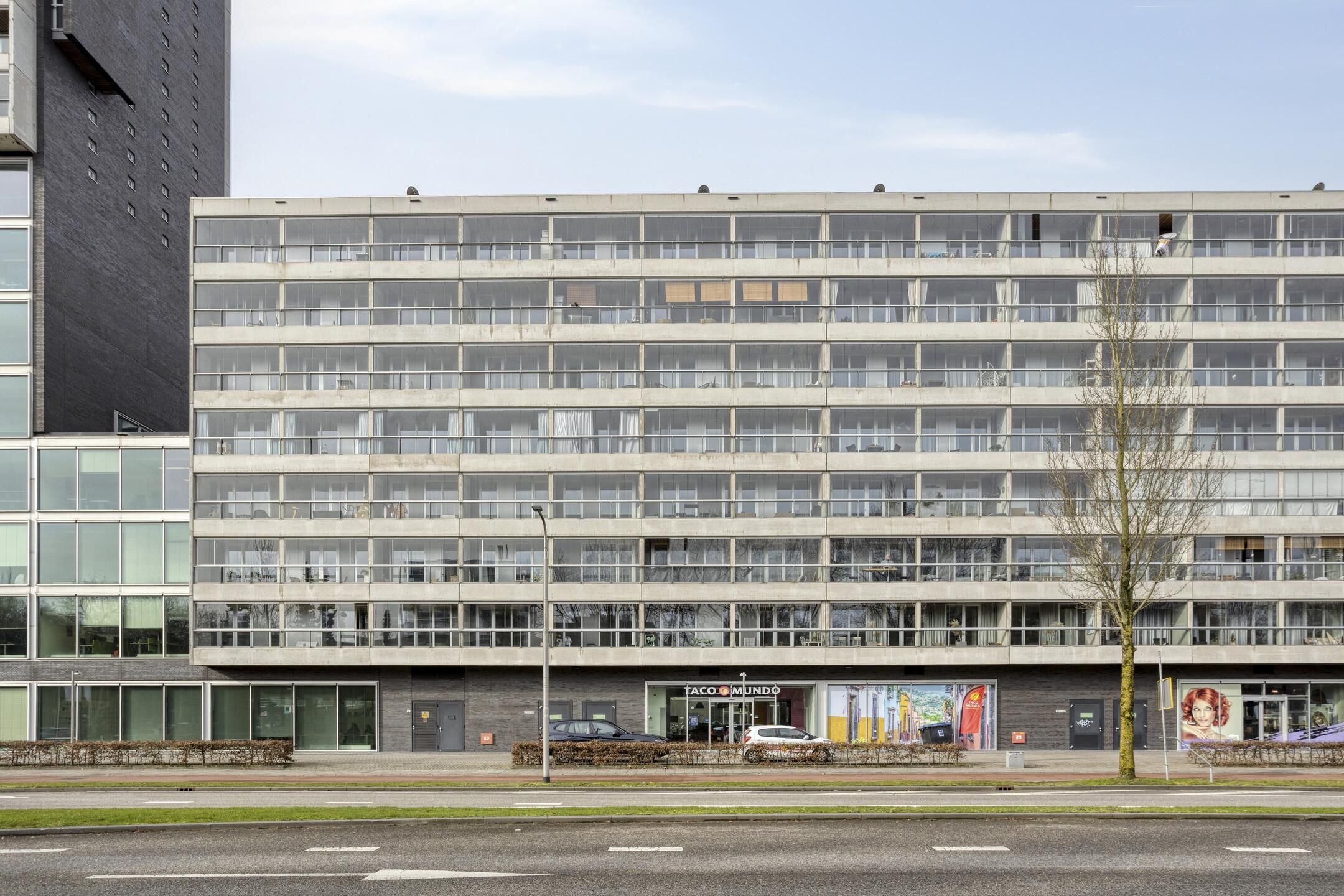 Spacious 3-Room Apartment with Double Balcony and Private Parking Near Tilburg University — 44