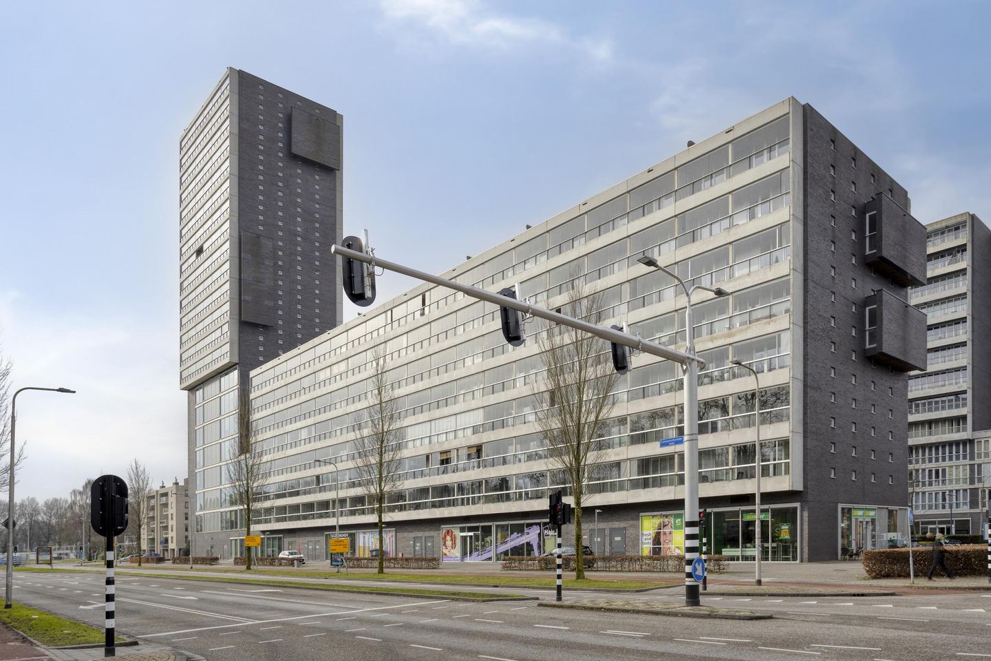 Spacious 3-Room Apartment with Double Balcony and Private Parking Near Tilburg University — 43