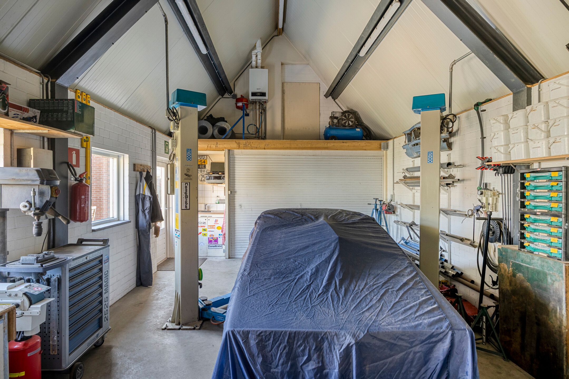 Semi-detached house with spacious driveway and three-car garage in 's Gravenmoer — 36