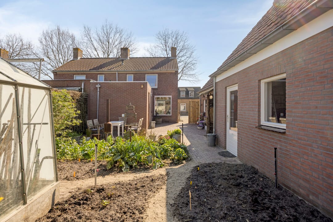Semi-detached house with spacious driveway and three-car garage in 's Gravenmoer — 34