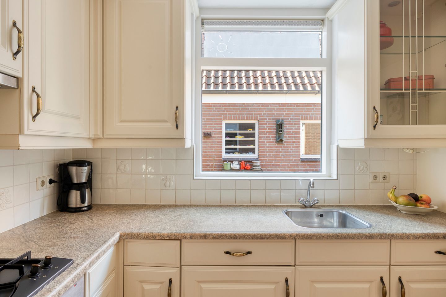 Semi-detached house with spacious driveway and three-car garage in 's Gravenmoer — 16