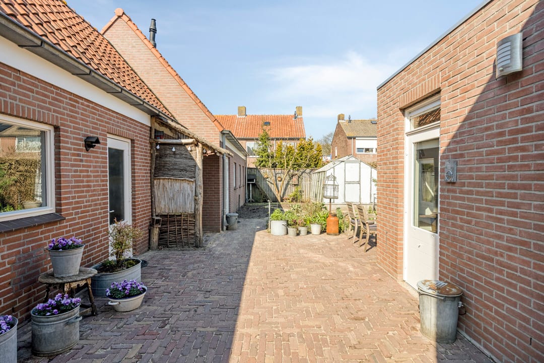 Semi-detached house with spacious driveway and three-car garage in 's Gravenmoer — 29