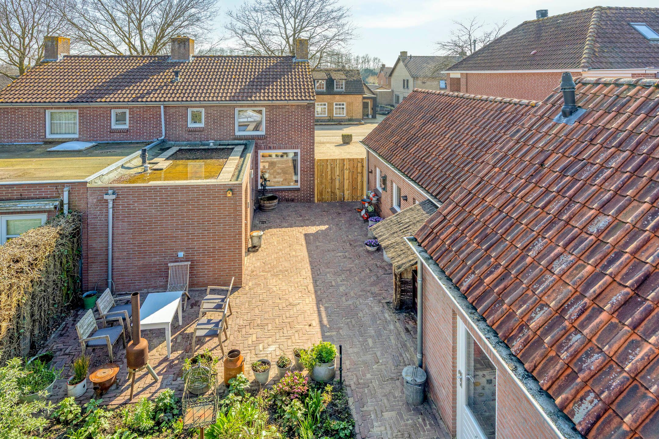Semi-detached house with spacious driveway and three-car garage in 's Gravenmoer — 33