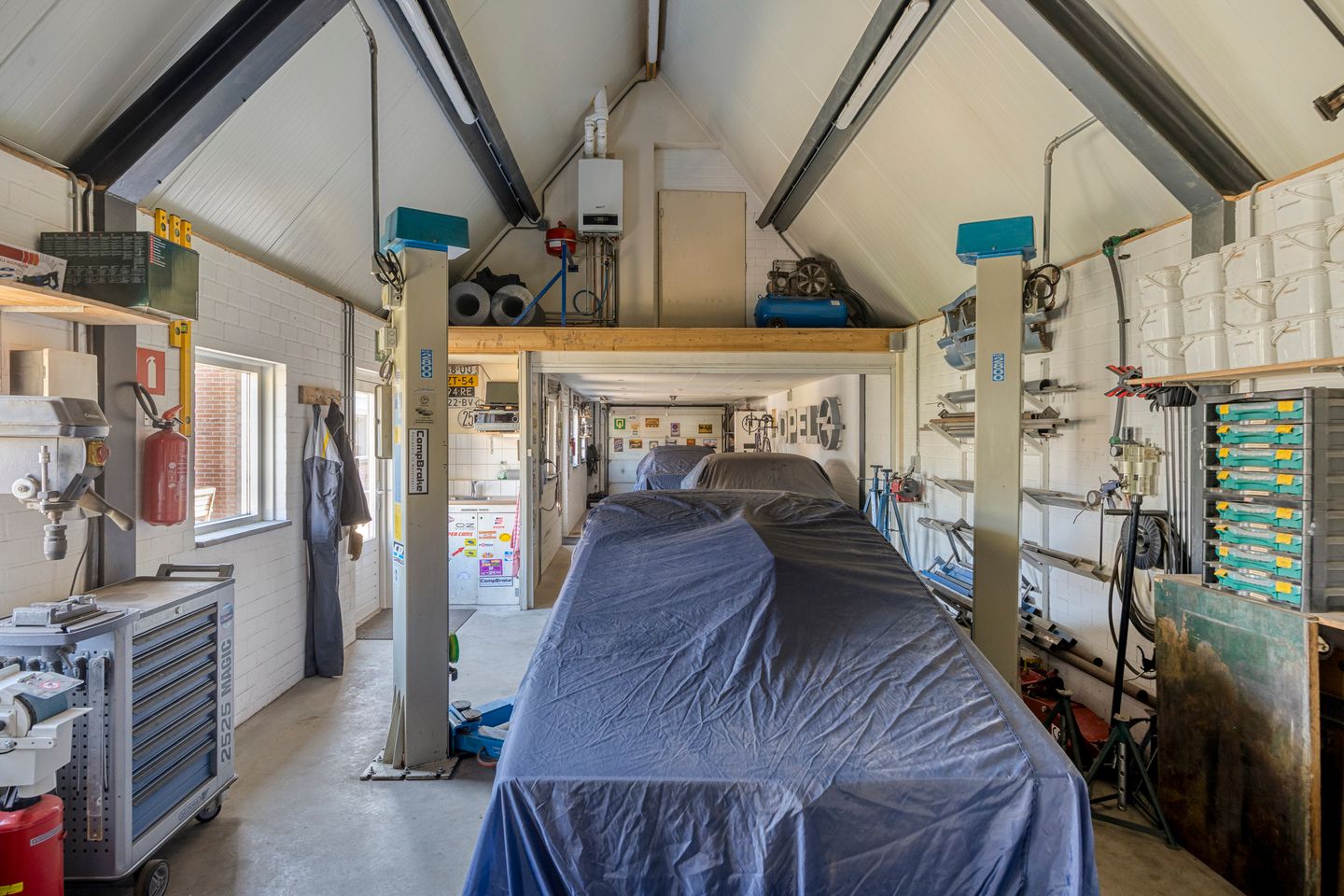 Semi-detached house with spacious driveway and three-car garage in 's Gravenmoer — 37
