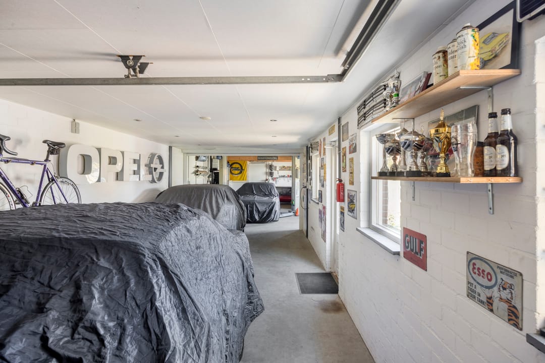 Semi-detached house with spacious driveway and three-car garage in 's Gravenmoer — 38