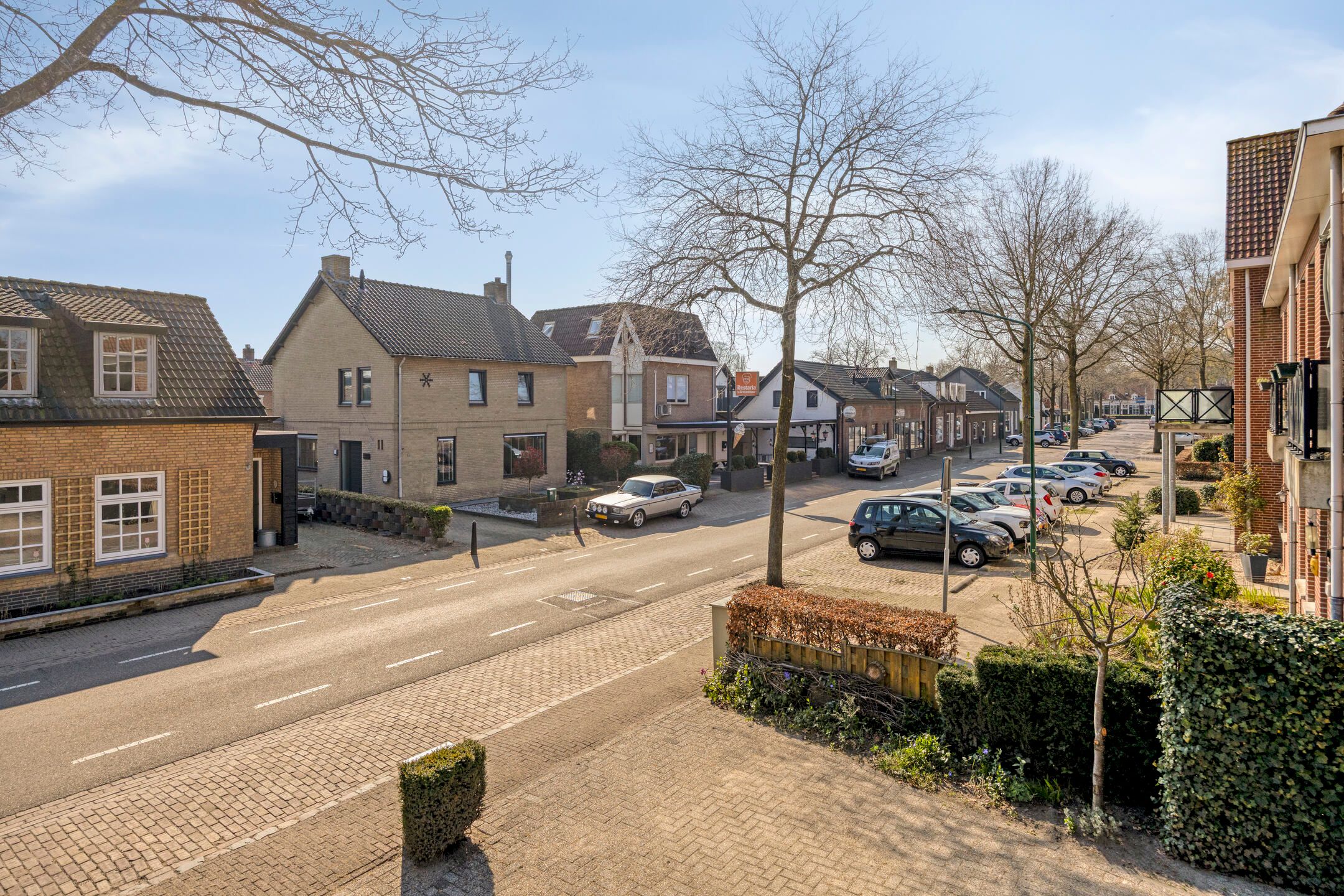 Semi-detached house with spacious driveway and three-car garage in 's Gravenmoer — 42