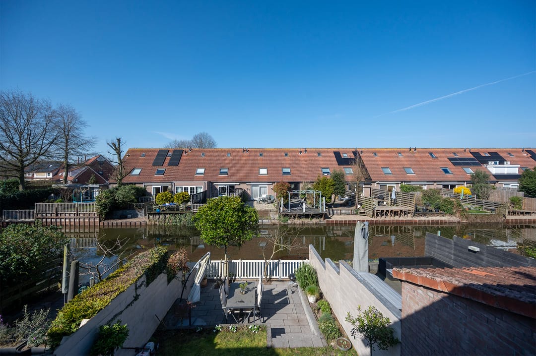 Spacious Mid-Terraced Family Home with Garden on the Water in Maarssenbroek — 19