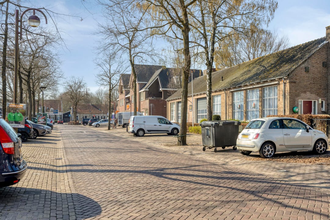 Semi-detached house with spacious driveway and three-car garage in 's Gravenmoer — 44