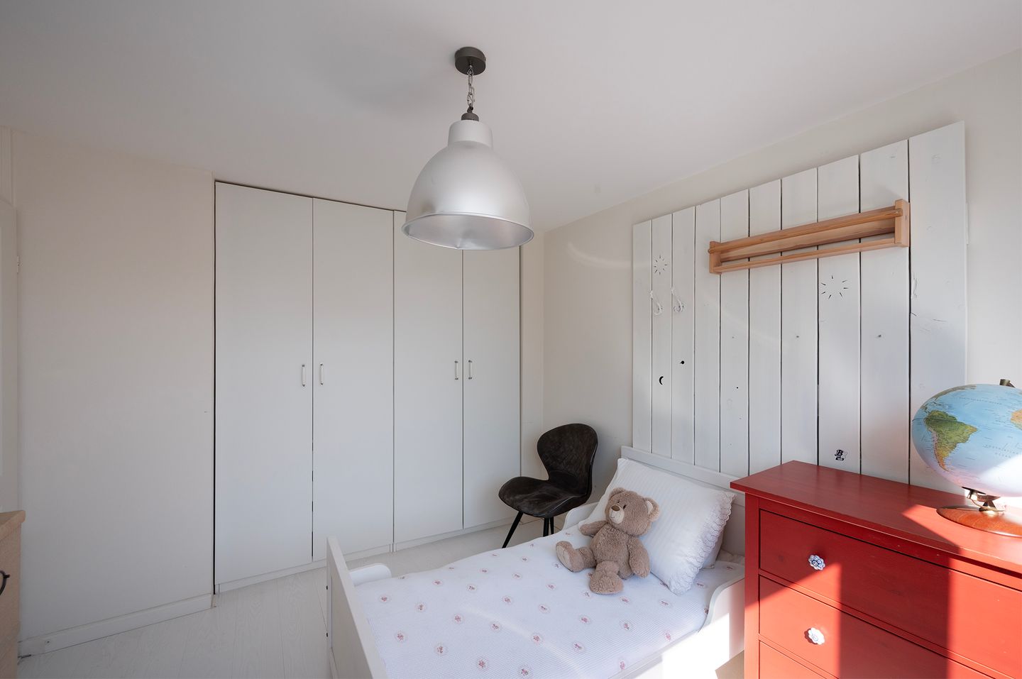 Spacious Mid-Terraced Family Home with Garden on the Water in Maarssenbroek — 22