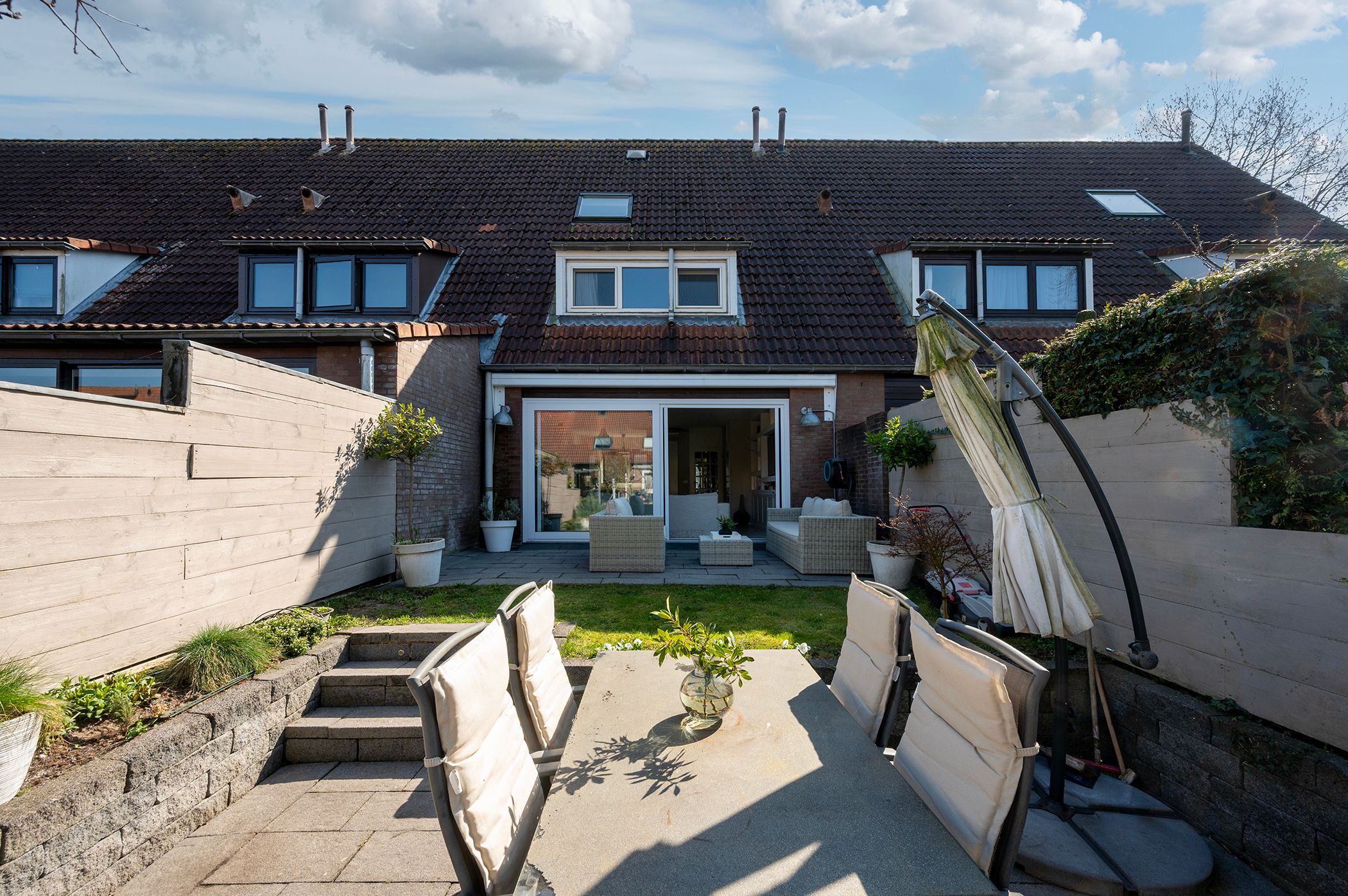 Spacious Mid-Terraced Family Home with Garden on the Water in Maarssenbroek — 32