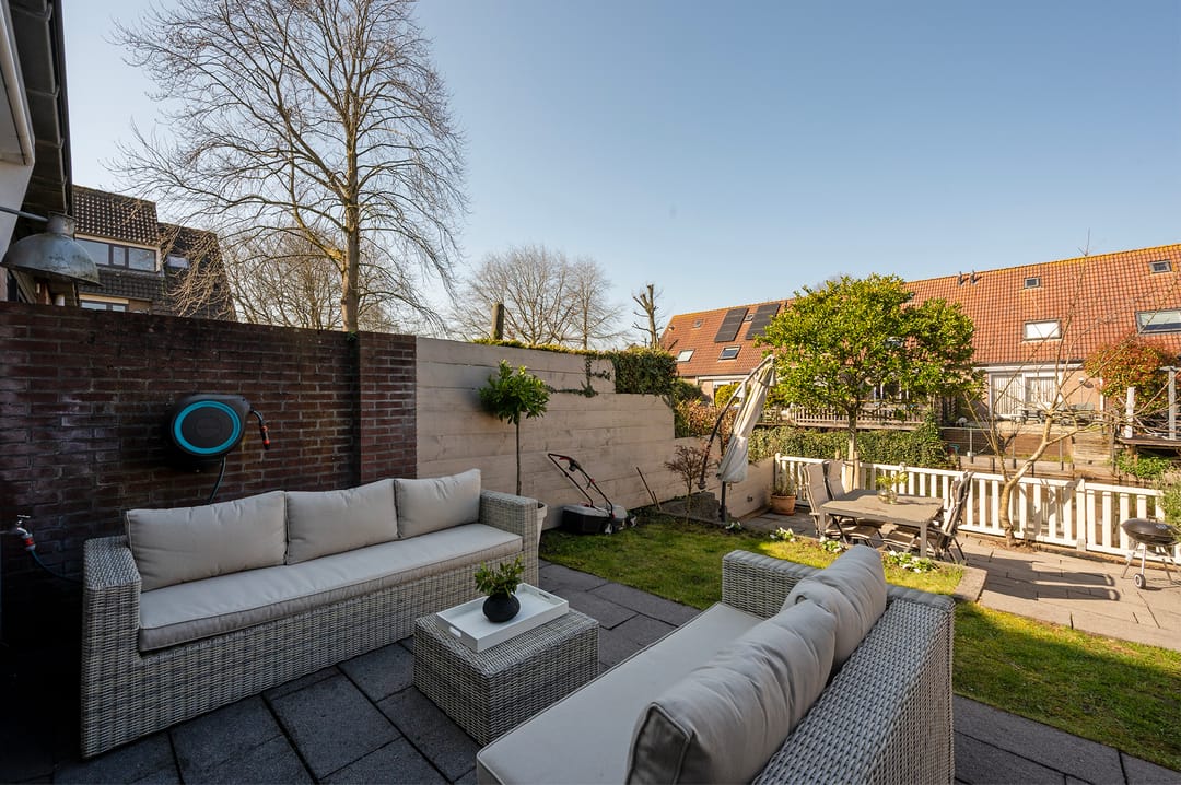 Spacious Mid-Terraced Family Home with Garden on the Water in Maarssenbroek — 33