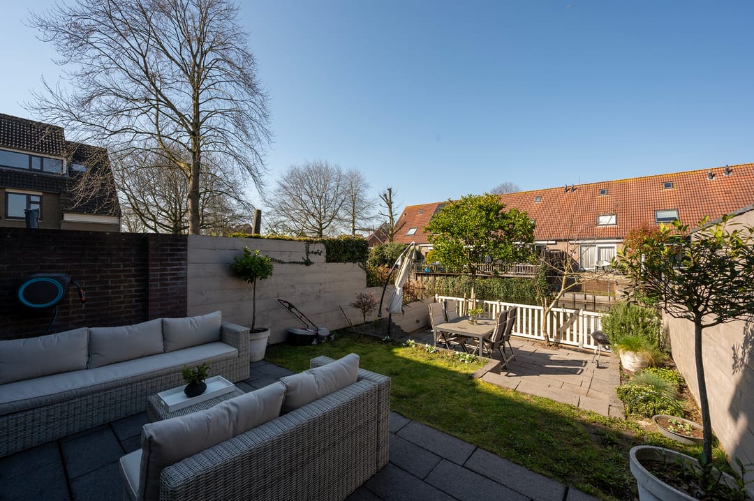Spacious Mid-Terraced Family Home with Garden on the Water in Maarssenbroek — 34