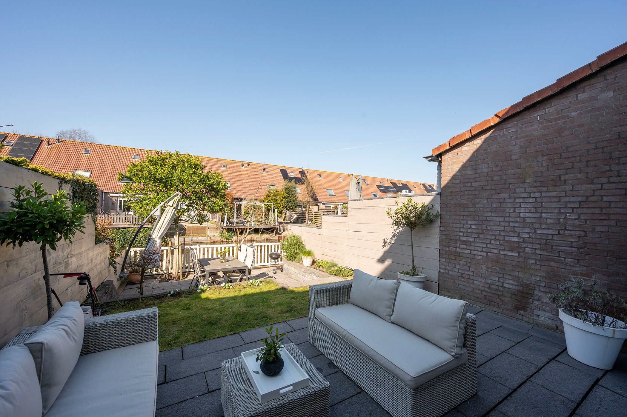 Spacious Mid-Terraced Family Home with Garden on the Water in Maarssenbroek — 35