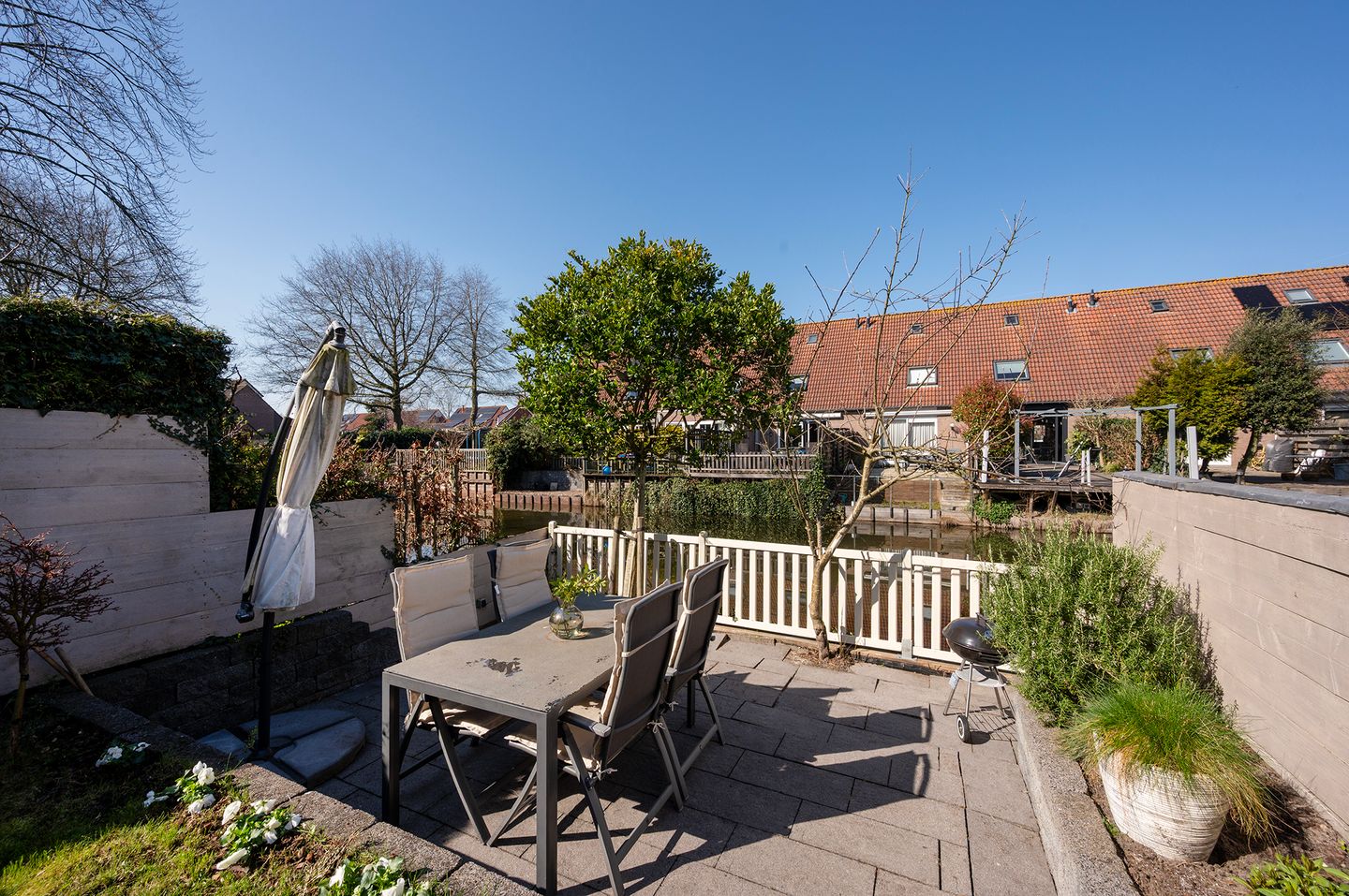 Spacious Mid-Terraced Family Home with Garden on the Water in Maarssenbroek — 36