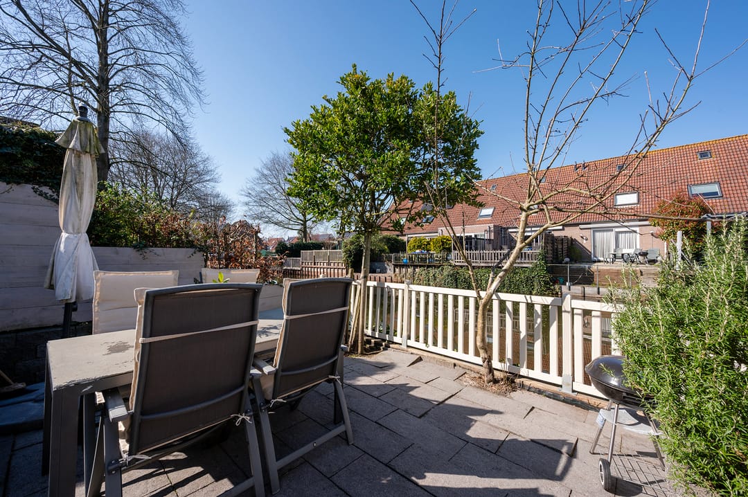Spacious Mid-Terraced Family Home with Garden on the Water in Maarssenbroek — 37