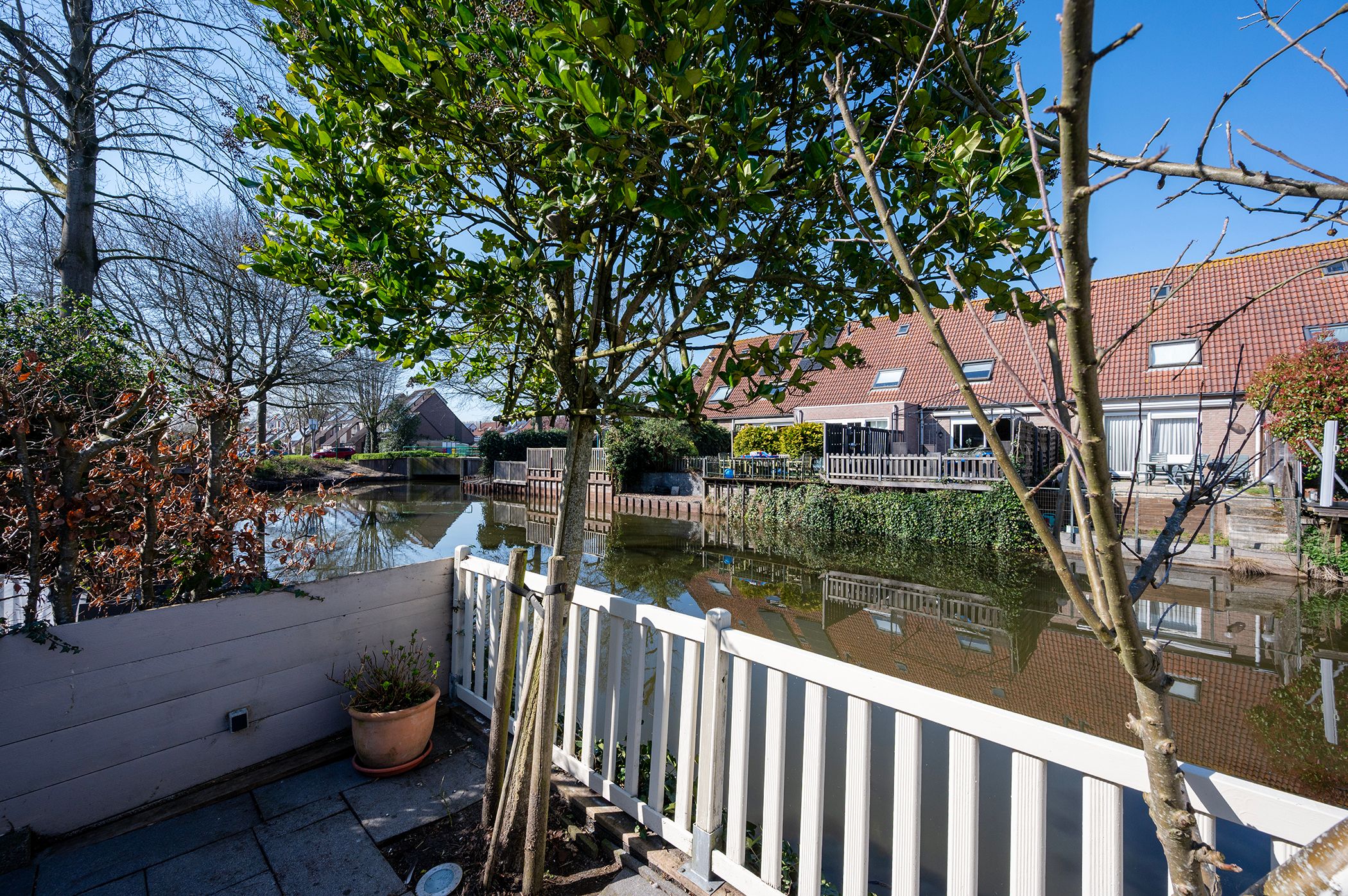 Spacious Mid-Terraced Family Home with Garden on the Water in Maarssenbroek — 38