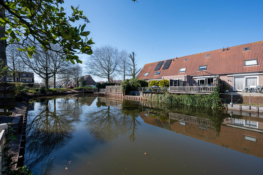 Spacious Mid-Terraced Family Home with Garden on the Water in Maarssenbroek — 39