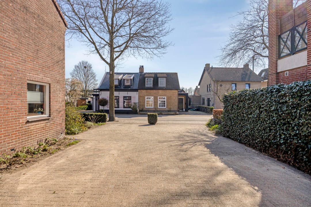Semi-detached house with spacious driveway and three-car garage in 's Gravenmoer — 40