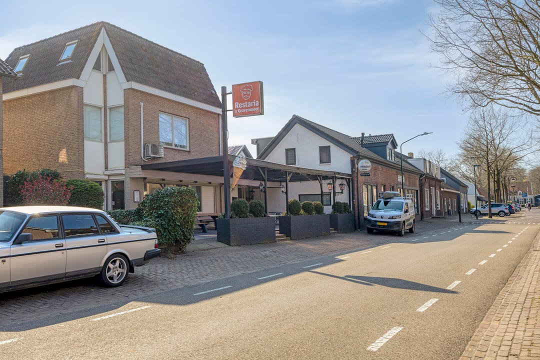 Semi-detached house with spacious driveway and three-car garage in 's Gravenmoer — 43