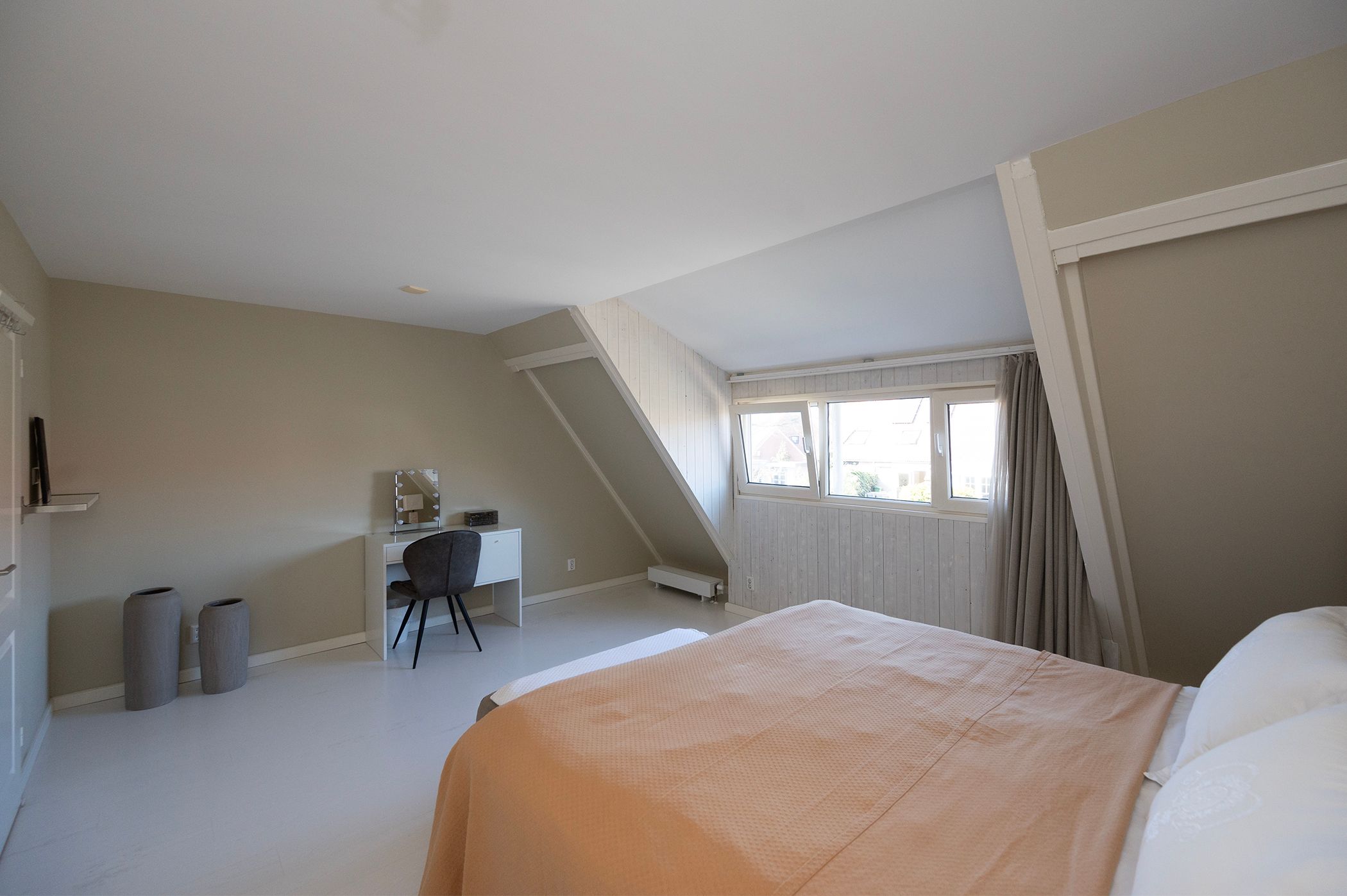 Spacious Mid-Terraced Family Home with Garden on the Water in Maarssenbroek — 18