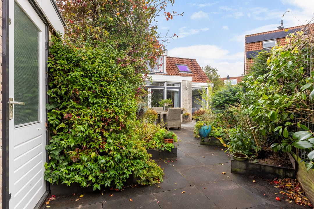 Spacious Corner Home with Garage in De Horden — 35