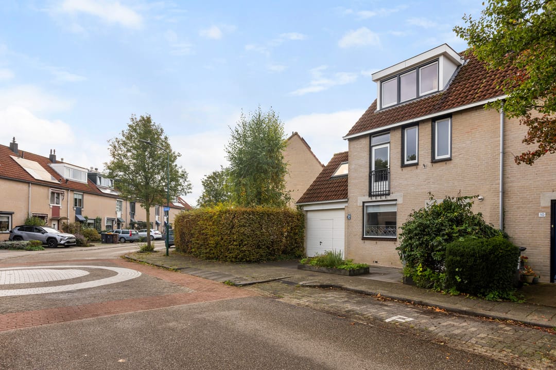 Spacious Corner Home with Garage in De Horden — 56