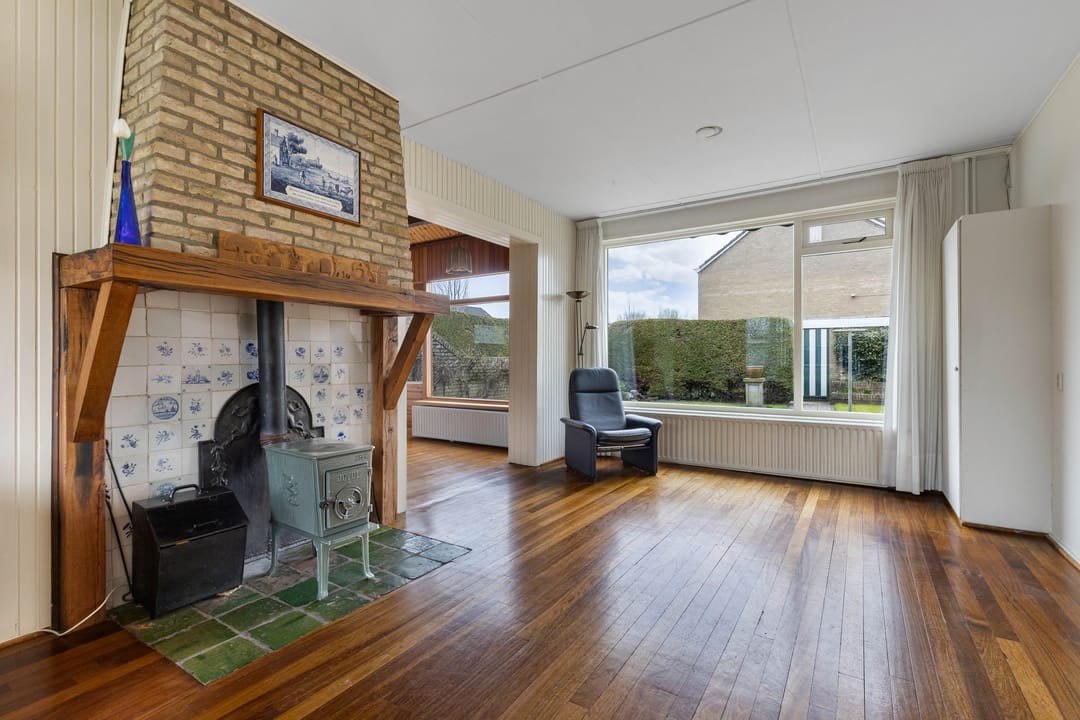 Spacious semi-detached family home with 5 bedrooms, private garden and detached garage in quiet location — 12