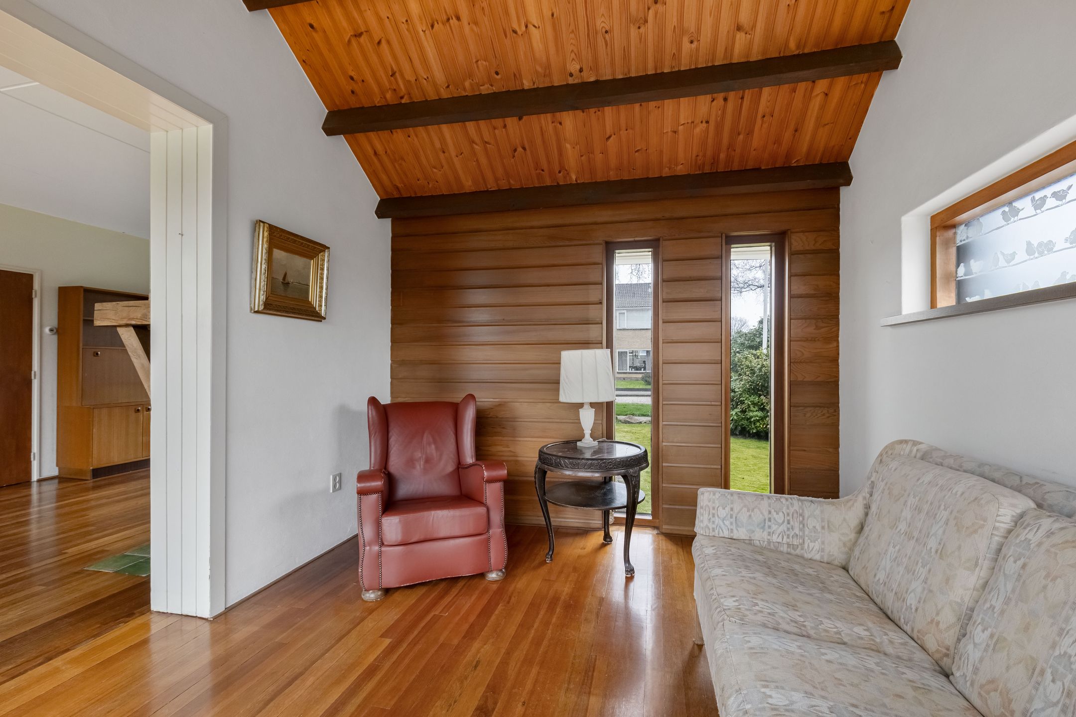 Spacious semi-detached family home with 5 bedrooms, private garden and detached garage in quiet location — 14