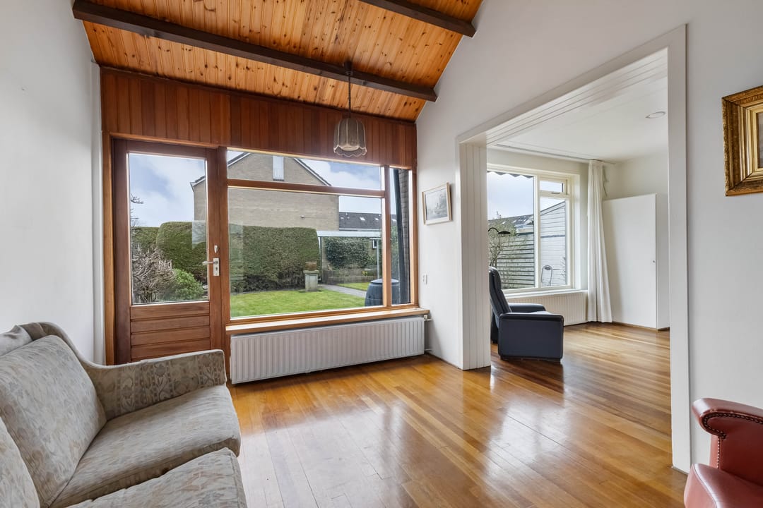 Spacious semi-detached family home with 5 bedrooms, private garden and detached garage in quiet location — 15