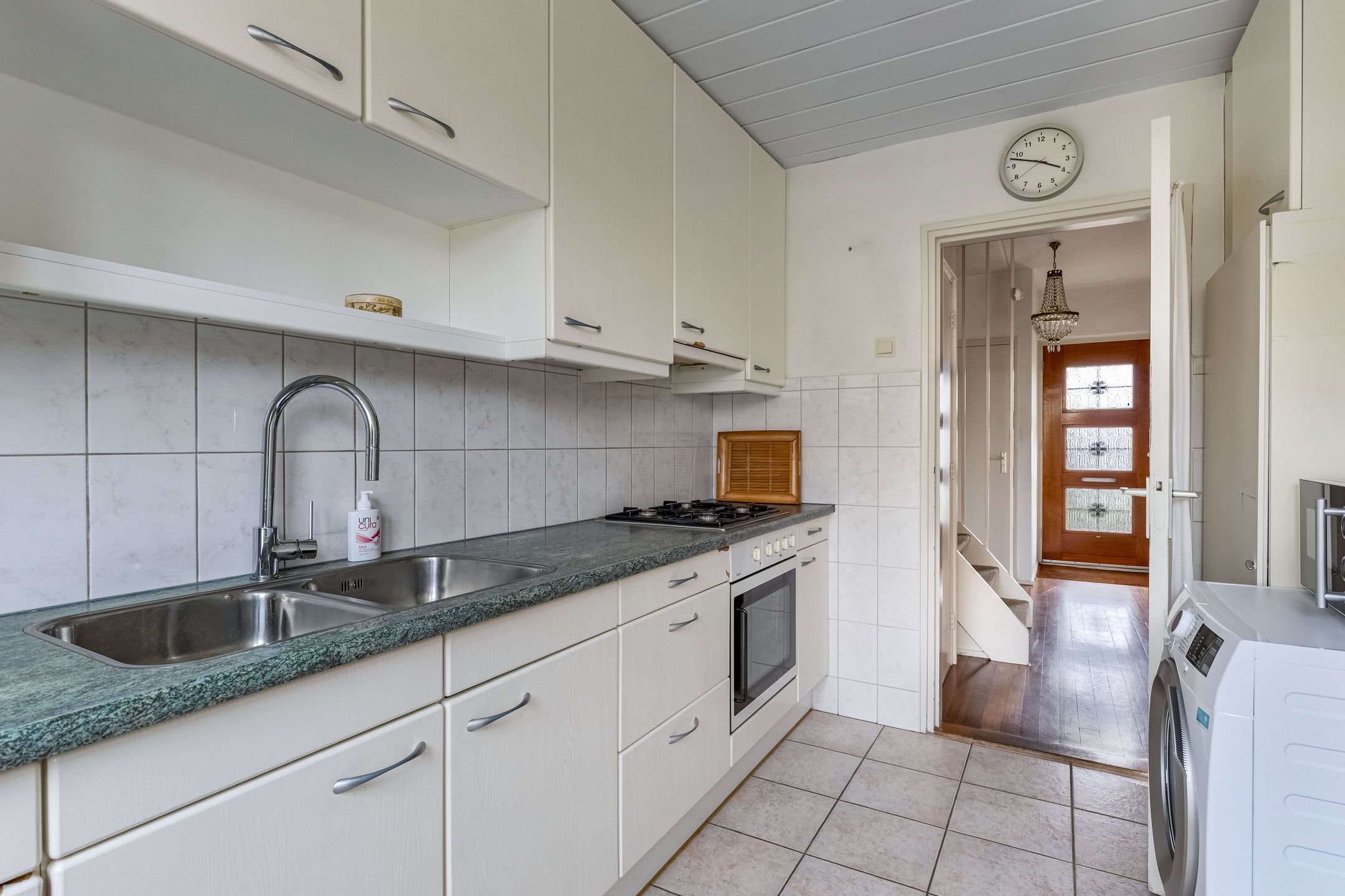 Spacious semi-detached family home with 5 bedrooms, private garden and detached garage in quiet location — 17