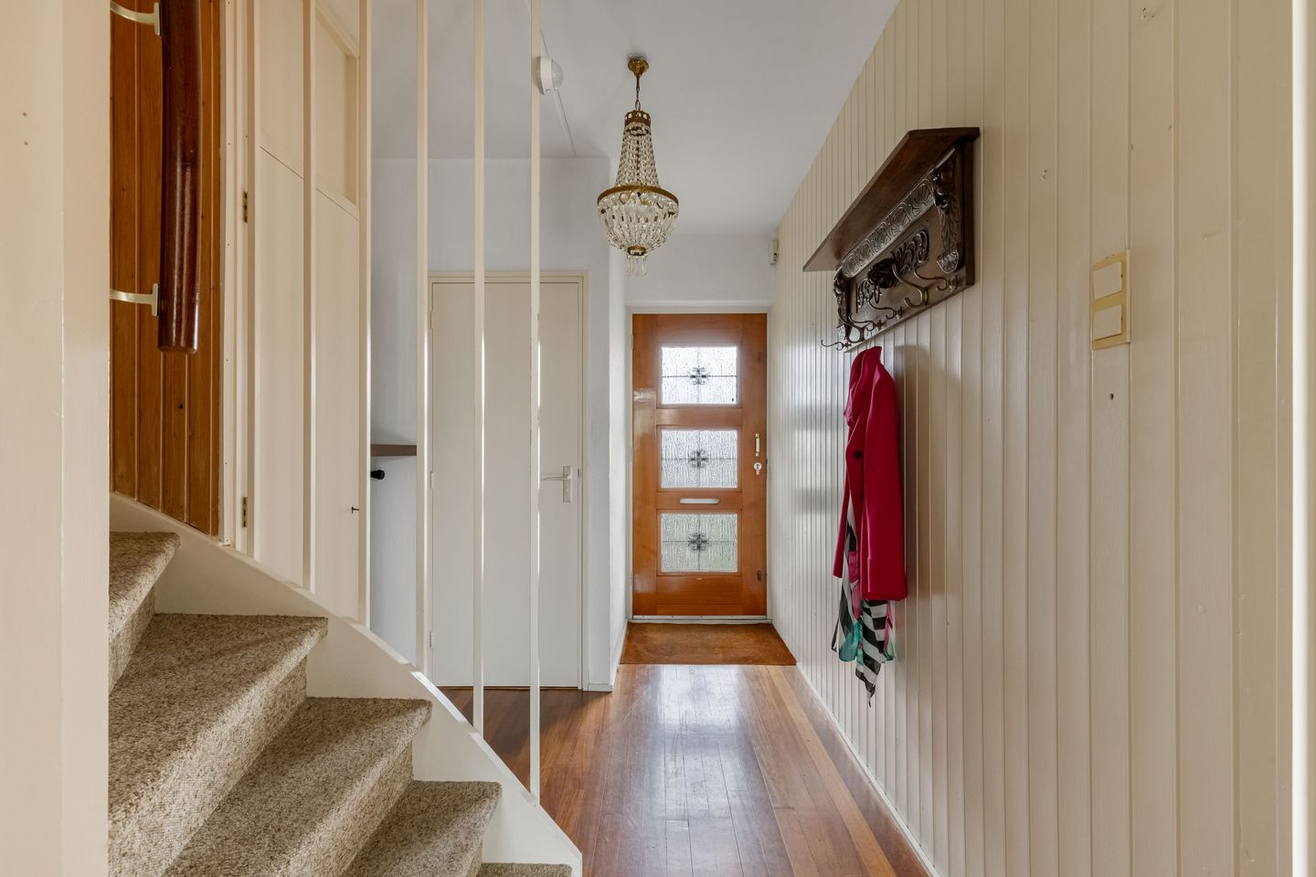 Spacious semi-detached family home with 5 bedrooms, private garden and detached garage in quiet location — 18