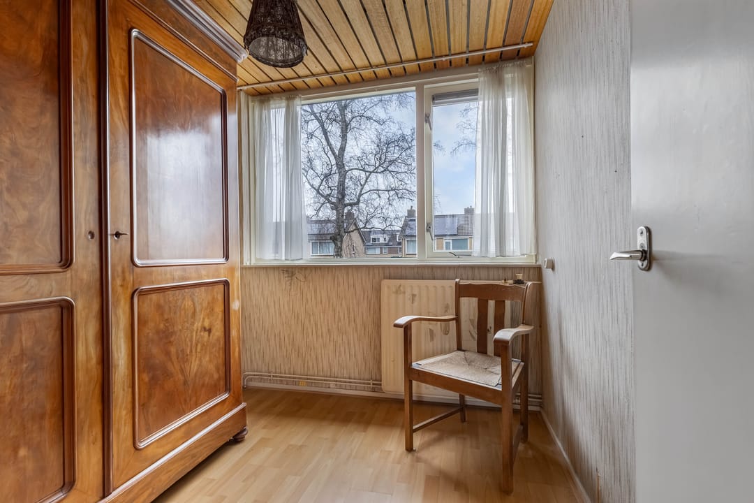 Spacious semi-detached family home with 5 bedrooms, private garden and detached garage in quiet location — 21