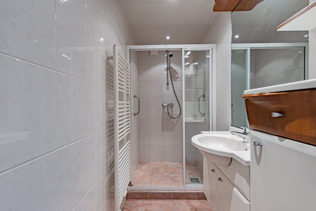 Spacious semi-detached family home with 5 bedrooms, private garden and detached garage in quiet location — 22