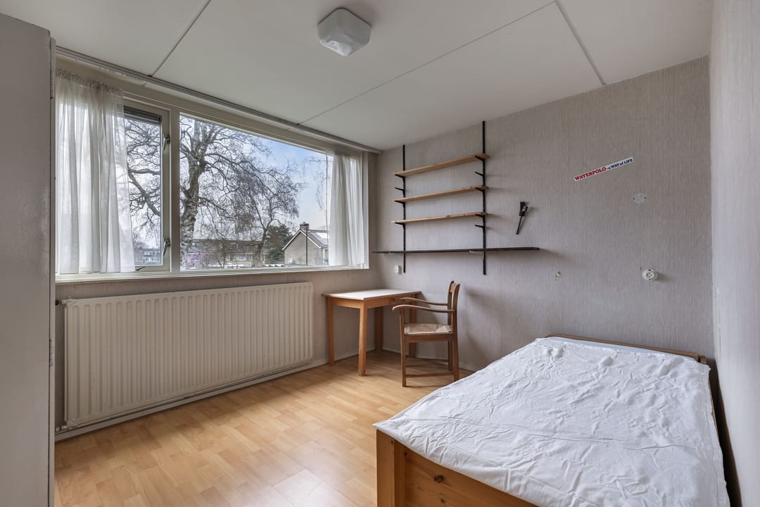 Spacious semi-detached family home with 5 bedrooms, private garden and detached garage in quiet location — 25